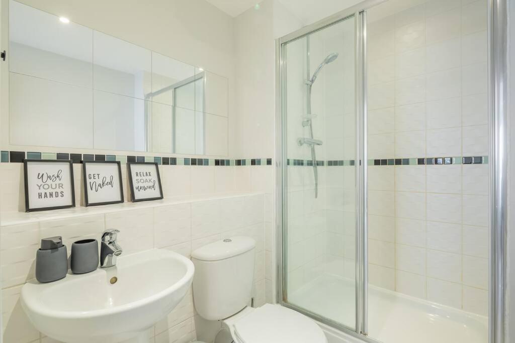 Executive 2Br Apartment Next To Station + Parking CBG Exterior foto