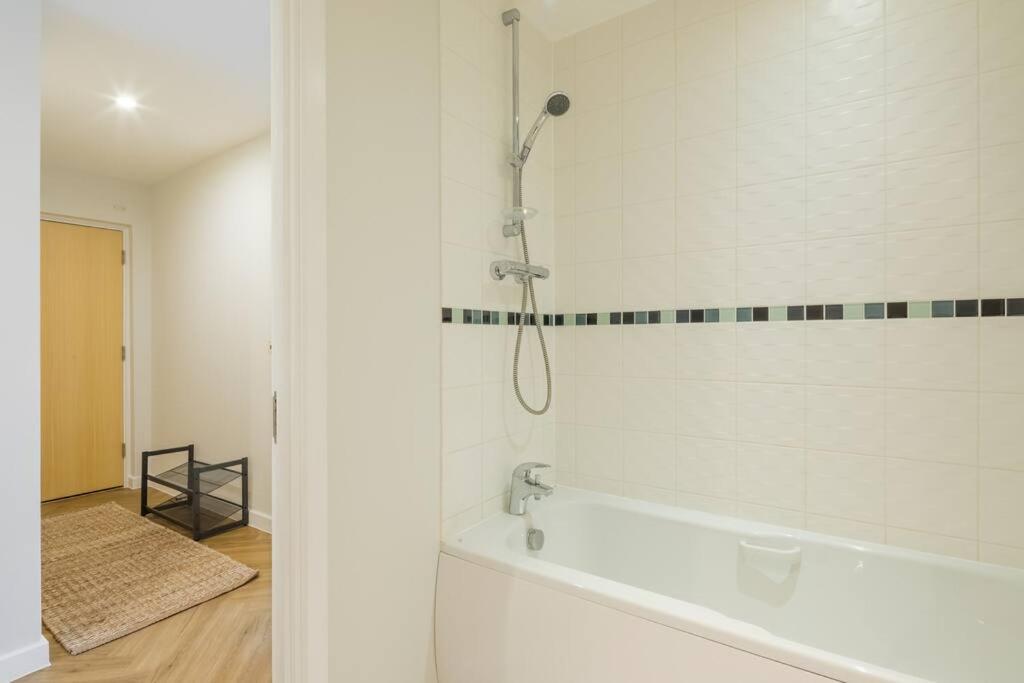 Executive 2Br Apartment Next To Station + Parking CBG Exterior foto