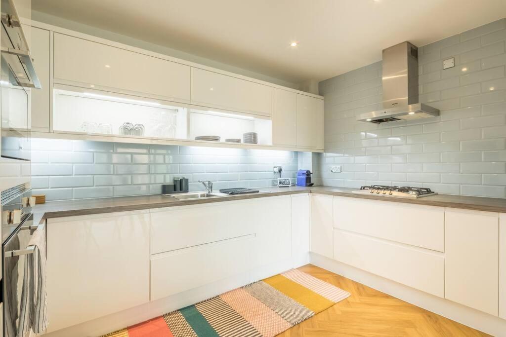 Executive 2Br Apartment Next To Station + Parking CBG Exterior foto